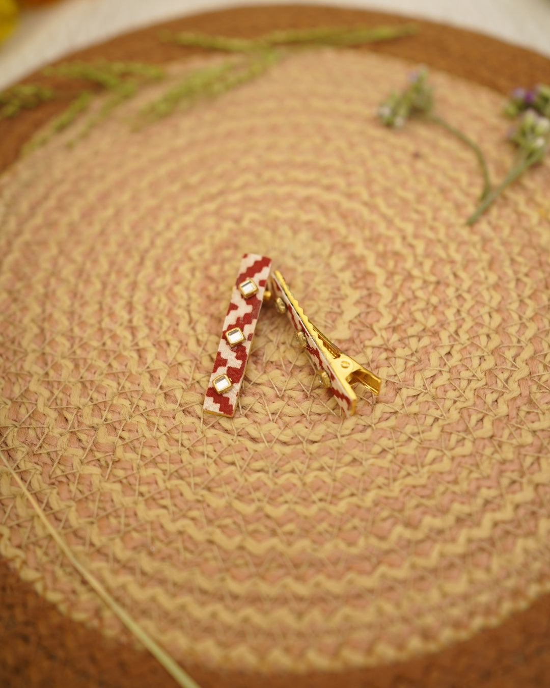 RED WHITE HAIR CLIP