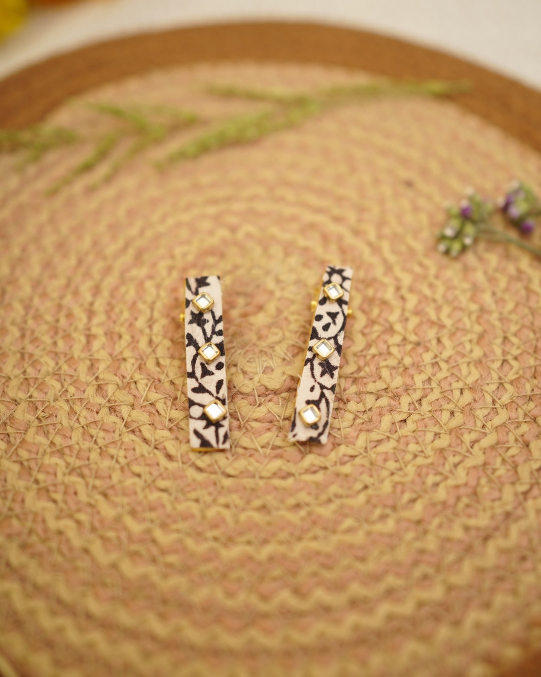 BLACK WHITE HAIR CLIP