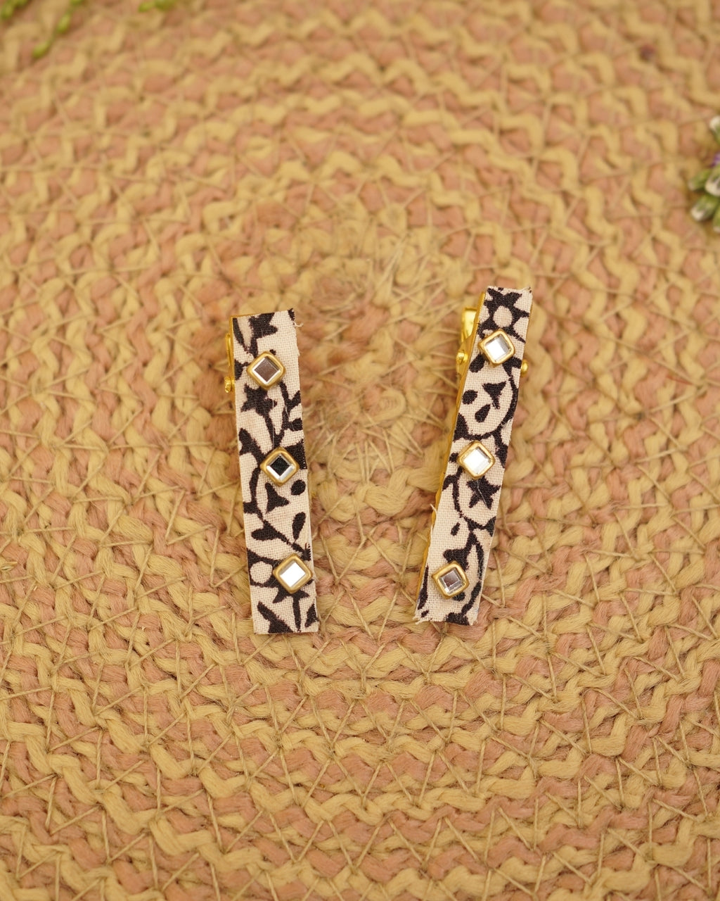 BLACK WHITE HAIR CLIP