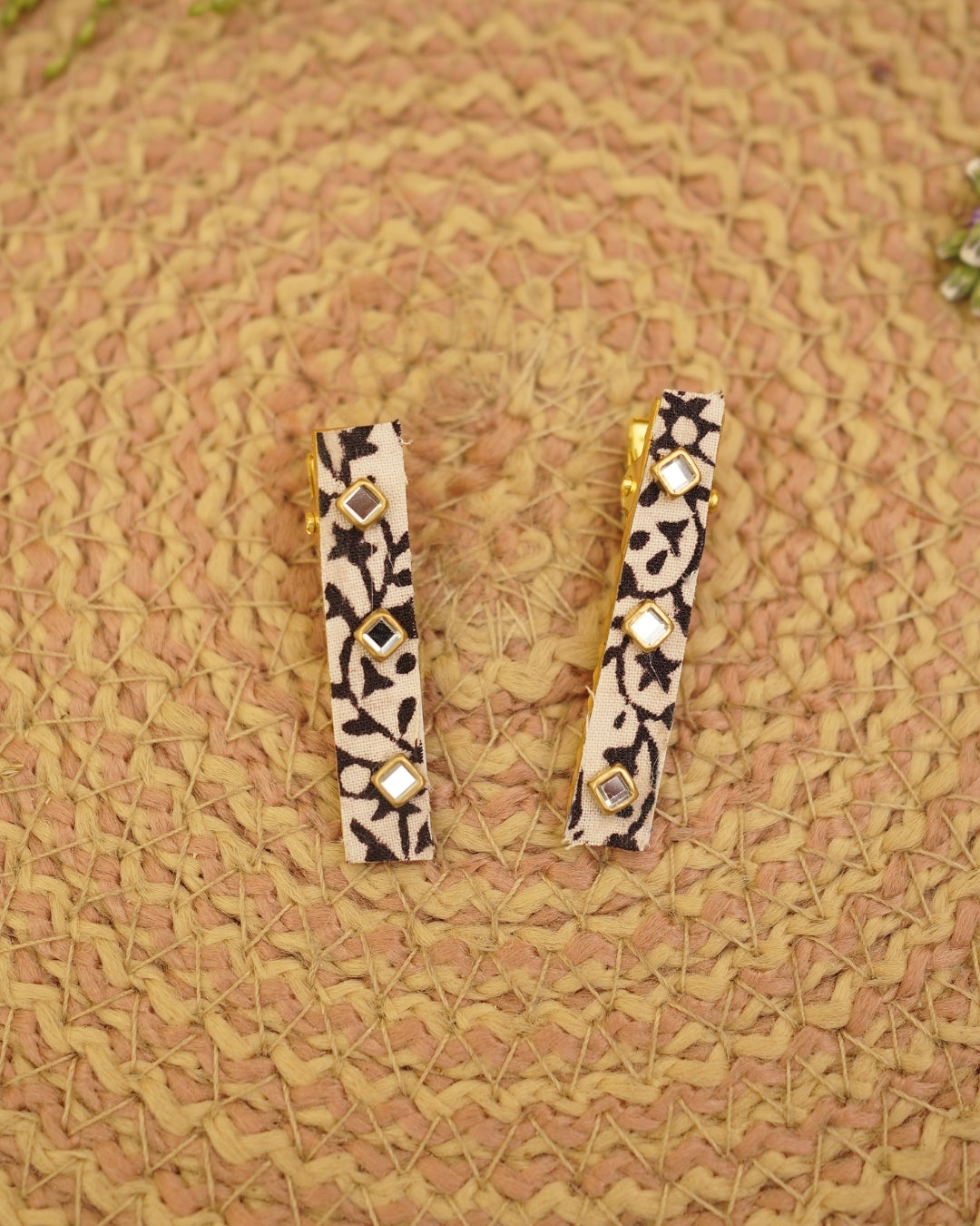 BLACK WHITE HAIR CLIP