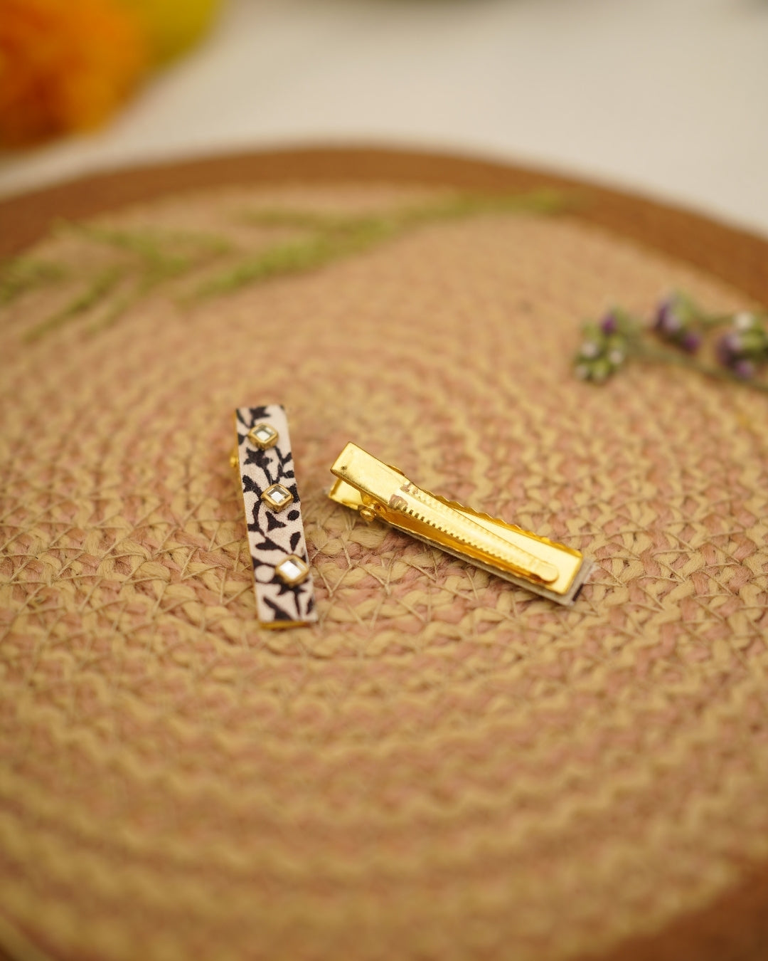 BLACK WHITE HAIR CLIP