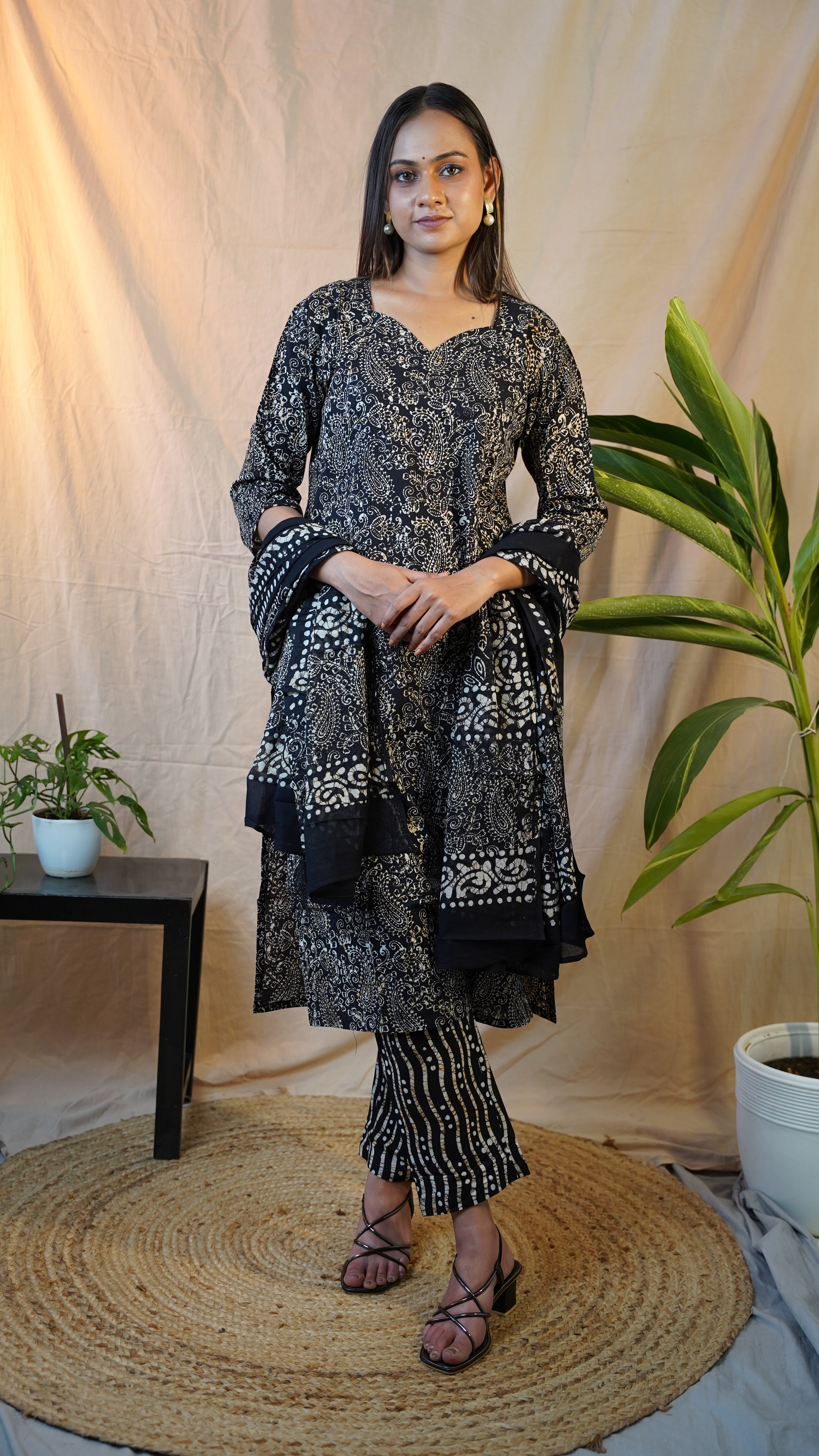 BLACK BATIK PRINT SUIT SET