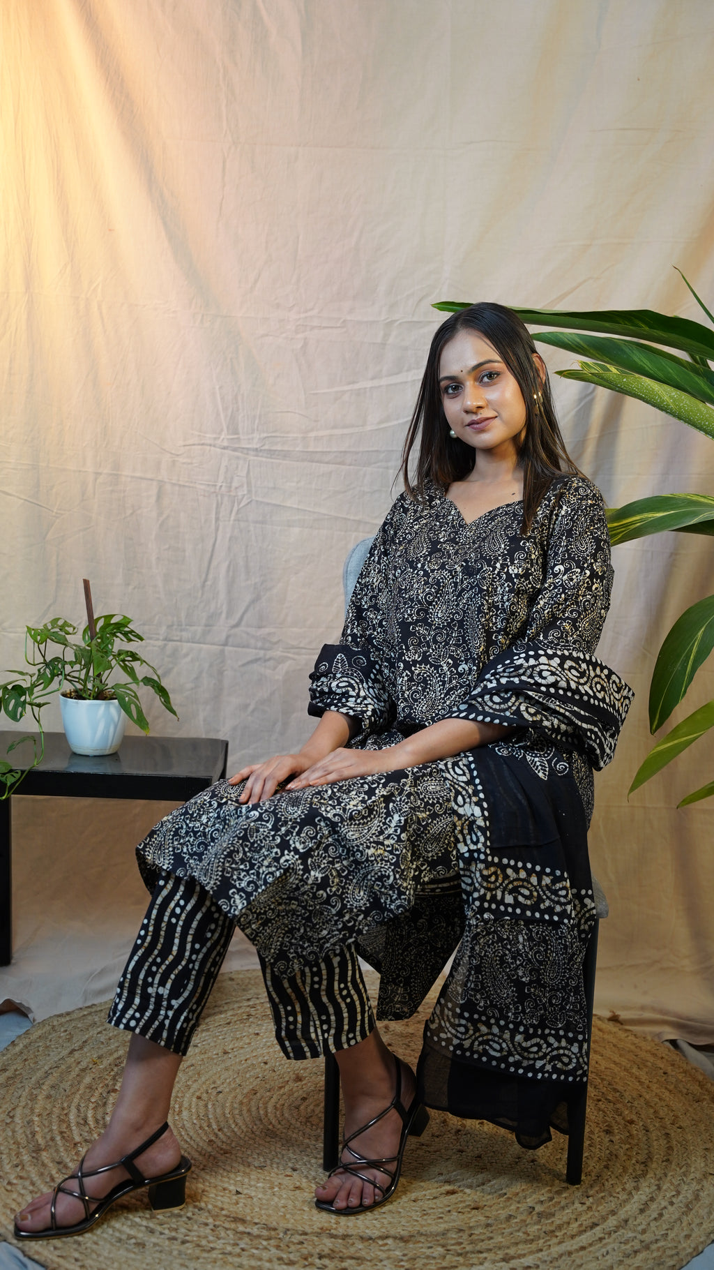 BLACK BATIK PRINT SUIT SET