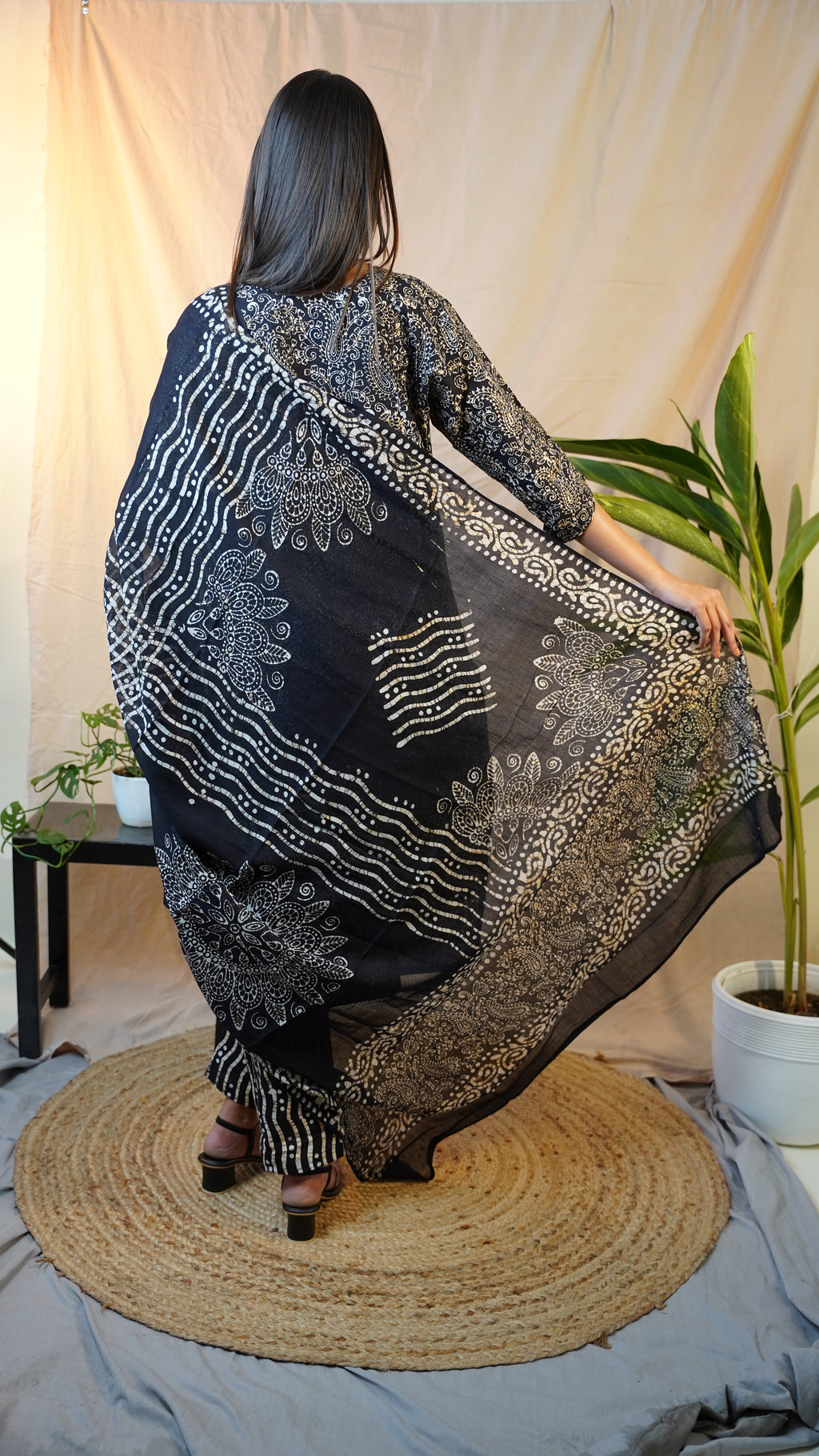 BLACK BATIK PRINT SUIT SET